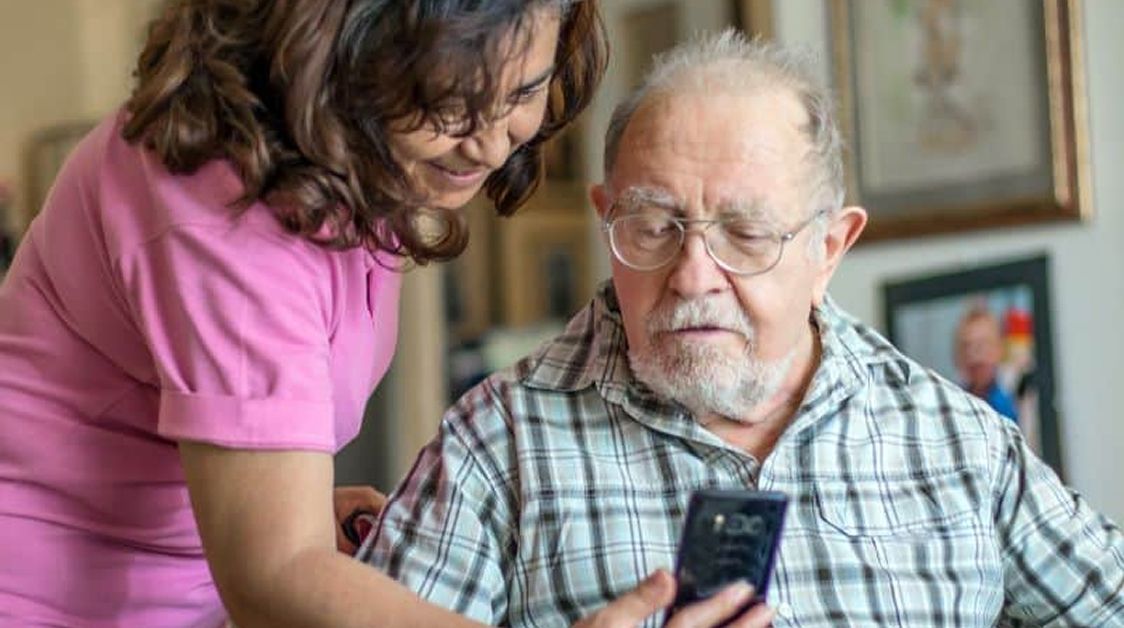 How Seniors Can Get a Free Phone Through the Affordable Connectivity Program (ACP)